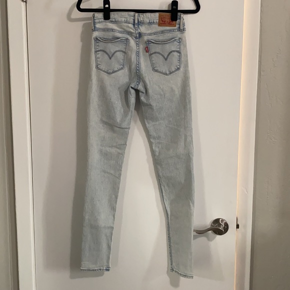 Levis jeans. Light wash 711 skinny. - Picture 4 of 5